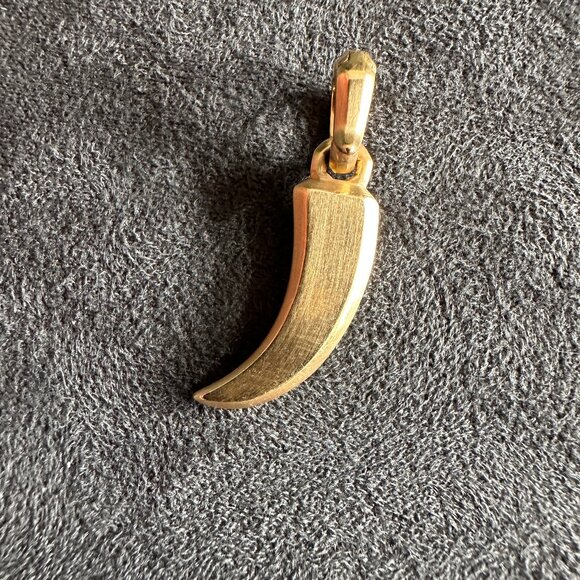 David Yurman Petrvs Claw Amulet Pendant in 18K Yellow Gold & Emeralds - Picture 10 of 16